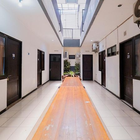 Hotel Reddoorz At Nginden Surabaya Esterno foto