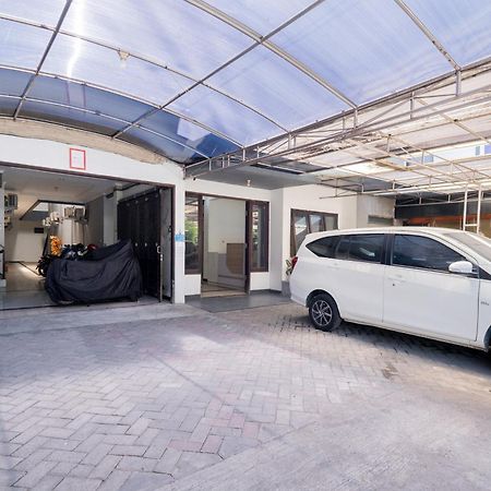 Hotel Reddoorz At Nginden Surabaya Esterno foto
