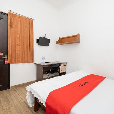 Hotel Reddoorz At Nginden Surabaya Esterno foto