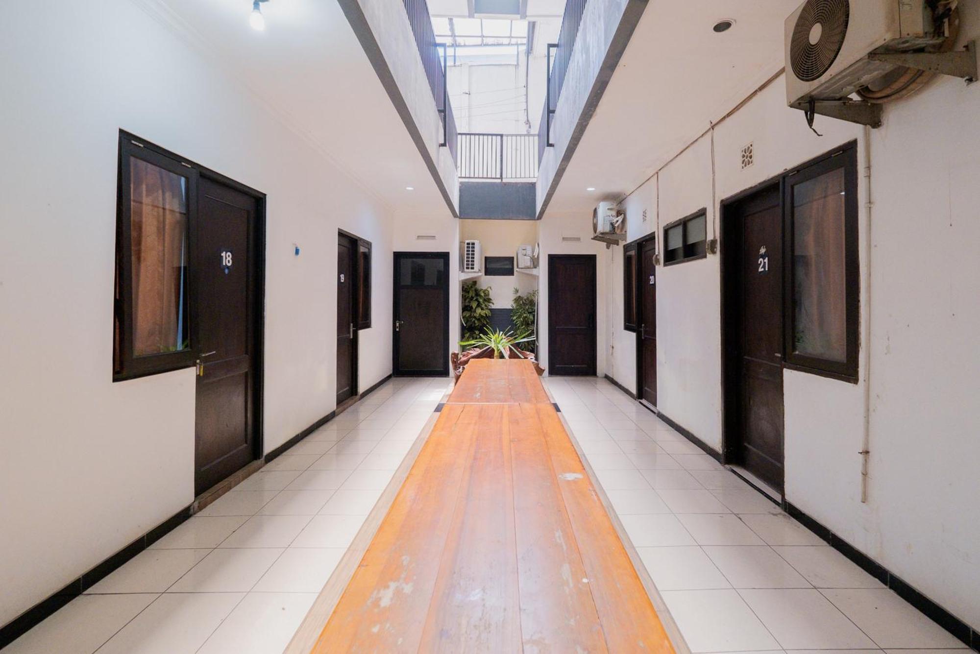 Hotel Reddoorz At Nginden Surabaya Esterno foto