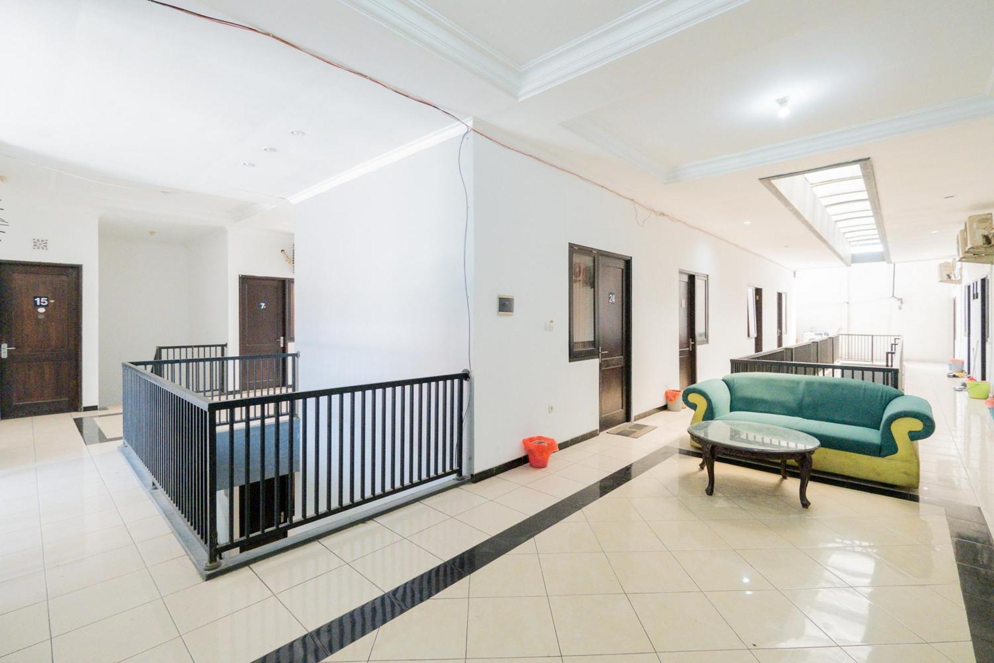 Hotel Reddoorz At Nginden Surabaya Esterno foto