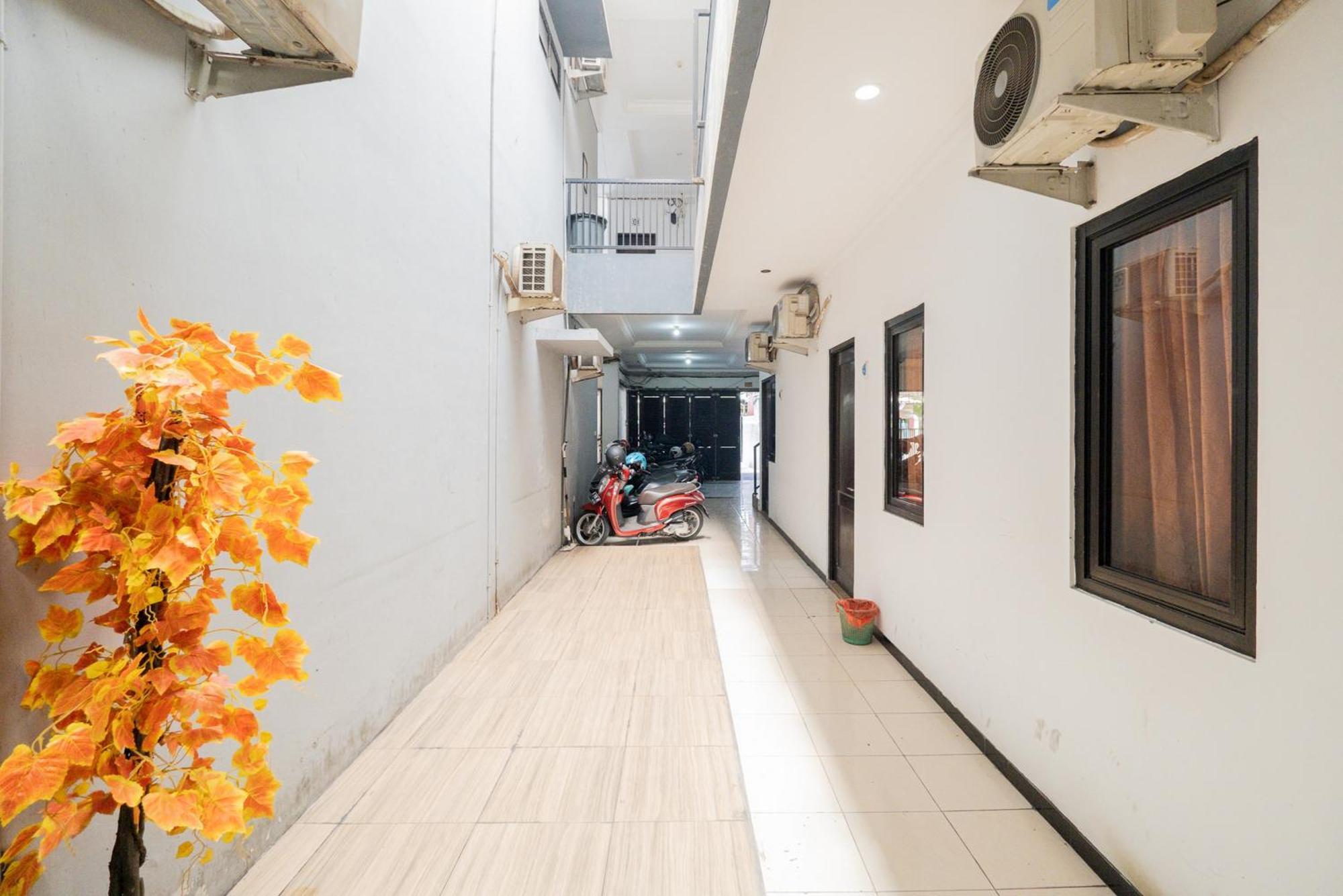 Hotel Reddoorz At Nginden Surabaya Esterno foto