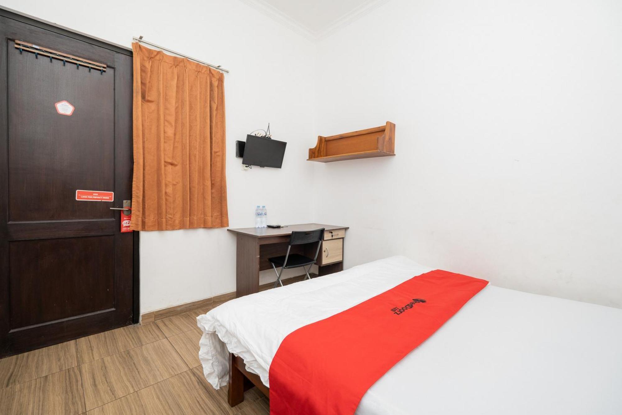 Hotel Reddoorz At Nginden Surabaya Esterno foto