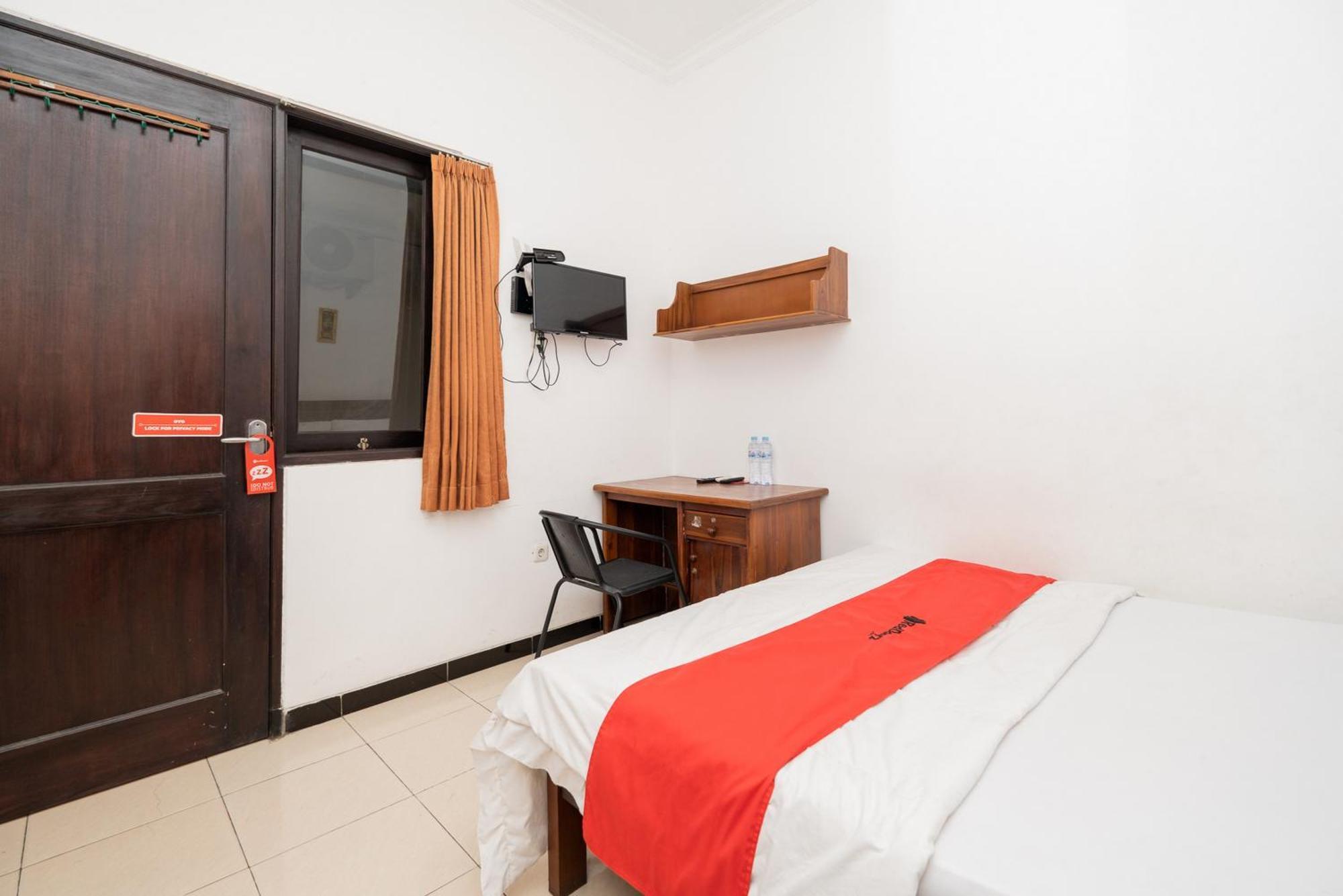 Hotel Reddoorz At Nginden Surabaya Esterno foto