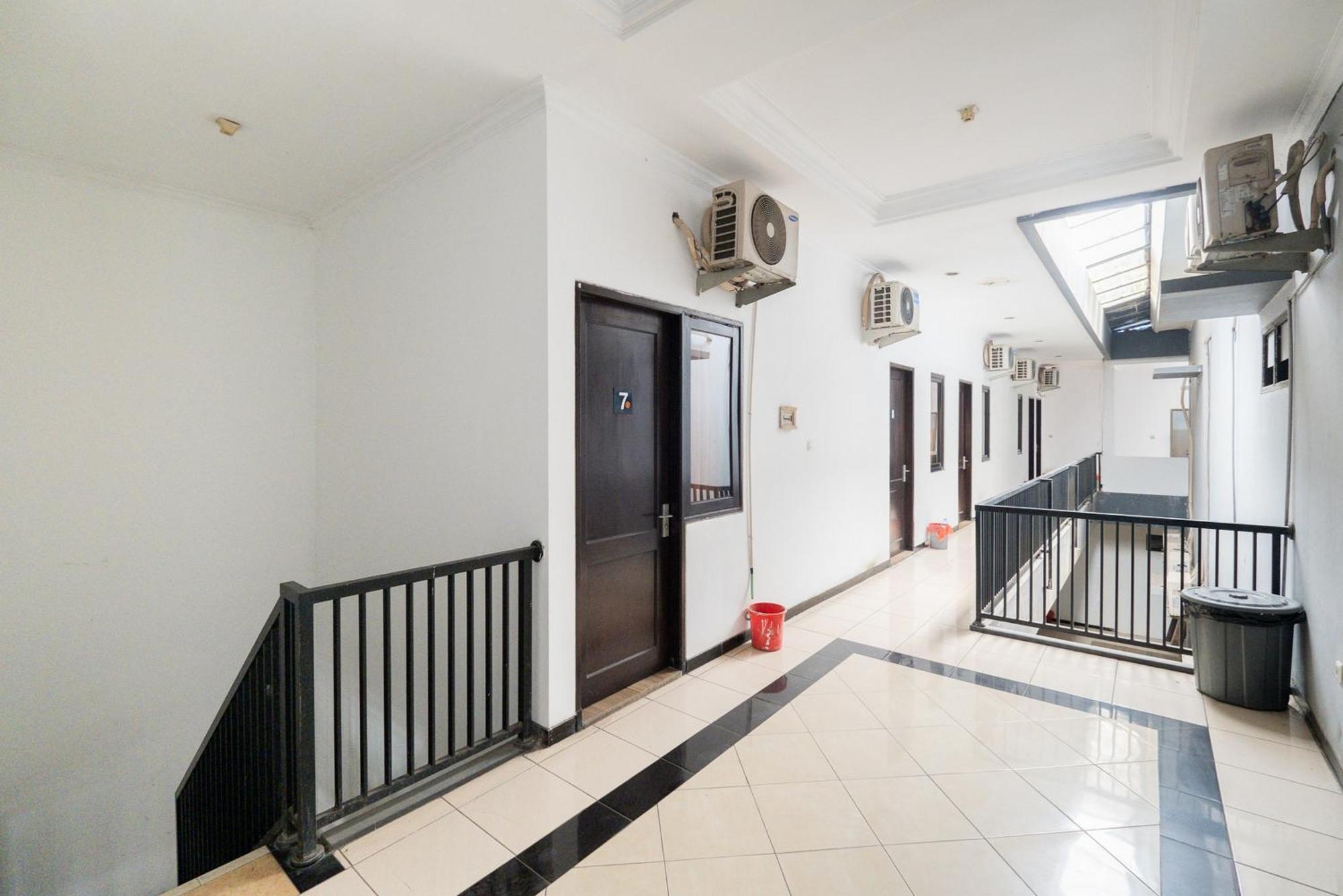 Hotel Reddoorz At Nginden Surabaya Esterno foto