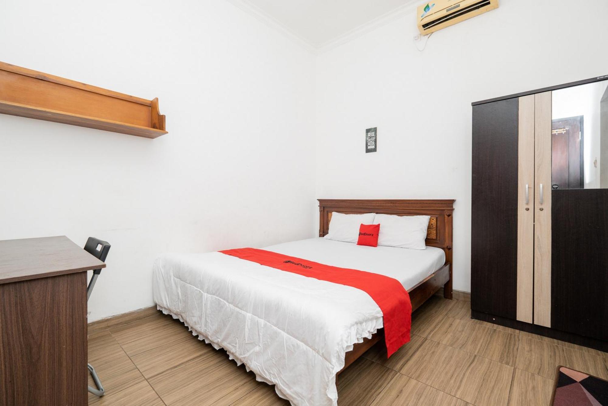 Hotel Reddoorz At Nginden Surabaya Esterno foto