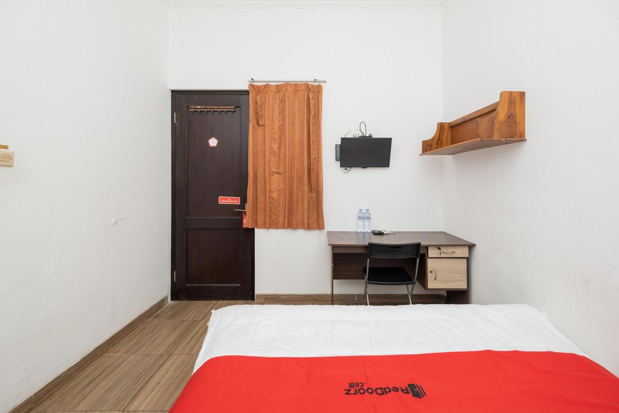 Hotel Reddoorz At Nginden Surabaya Esterno foto