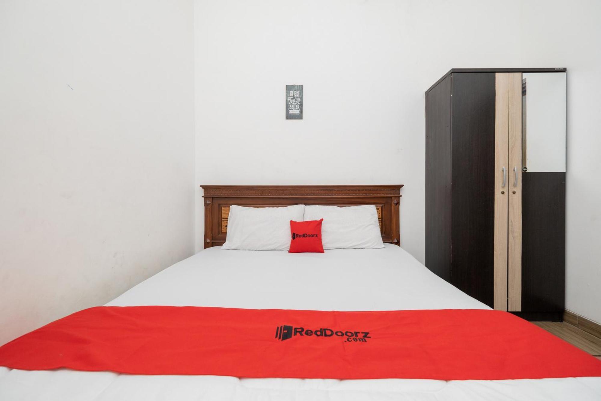 Hotel Reddoorz At Nginden Surabaya Esterno foto