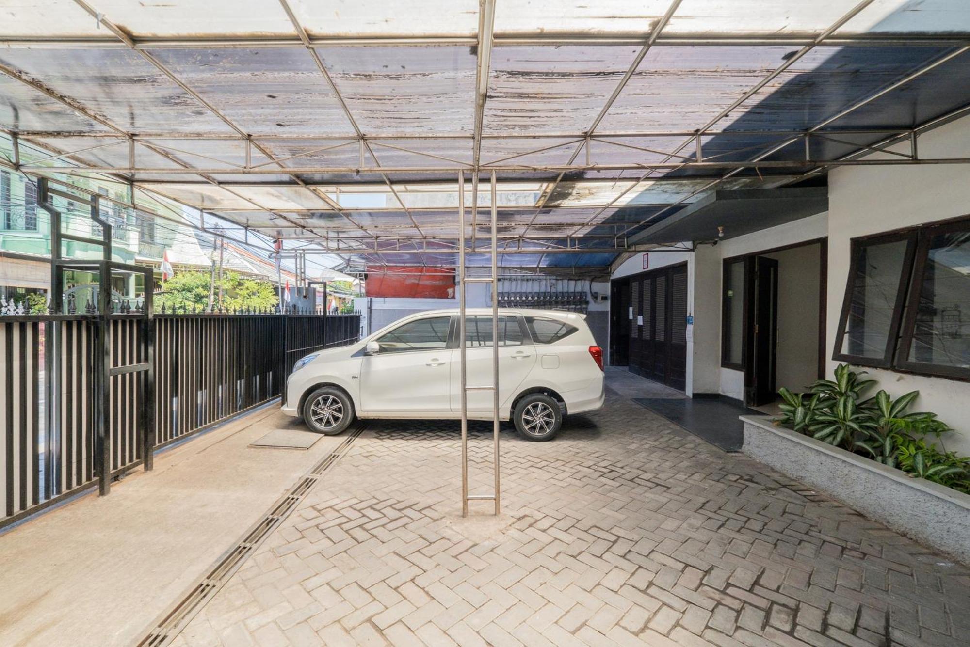 Hotel Reddoorz At Nginden Surabaya Esterno foto