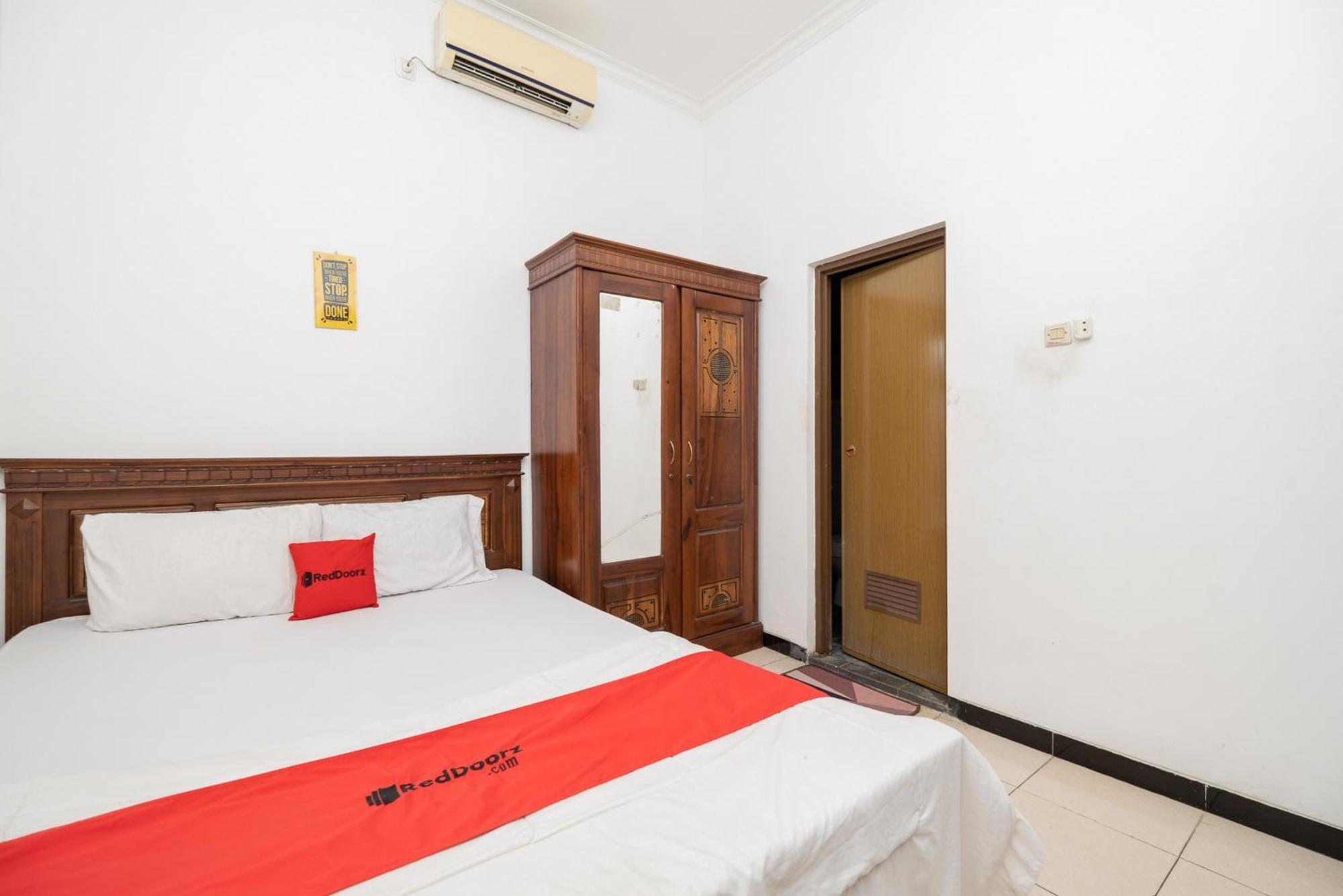 Hotel Reddoorz At Nginden Surabaya Esterno foto