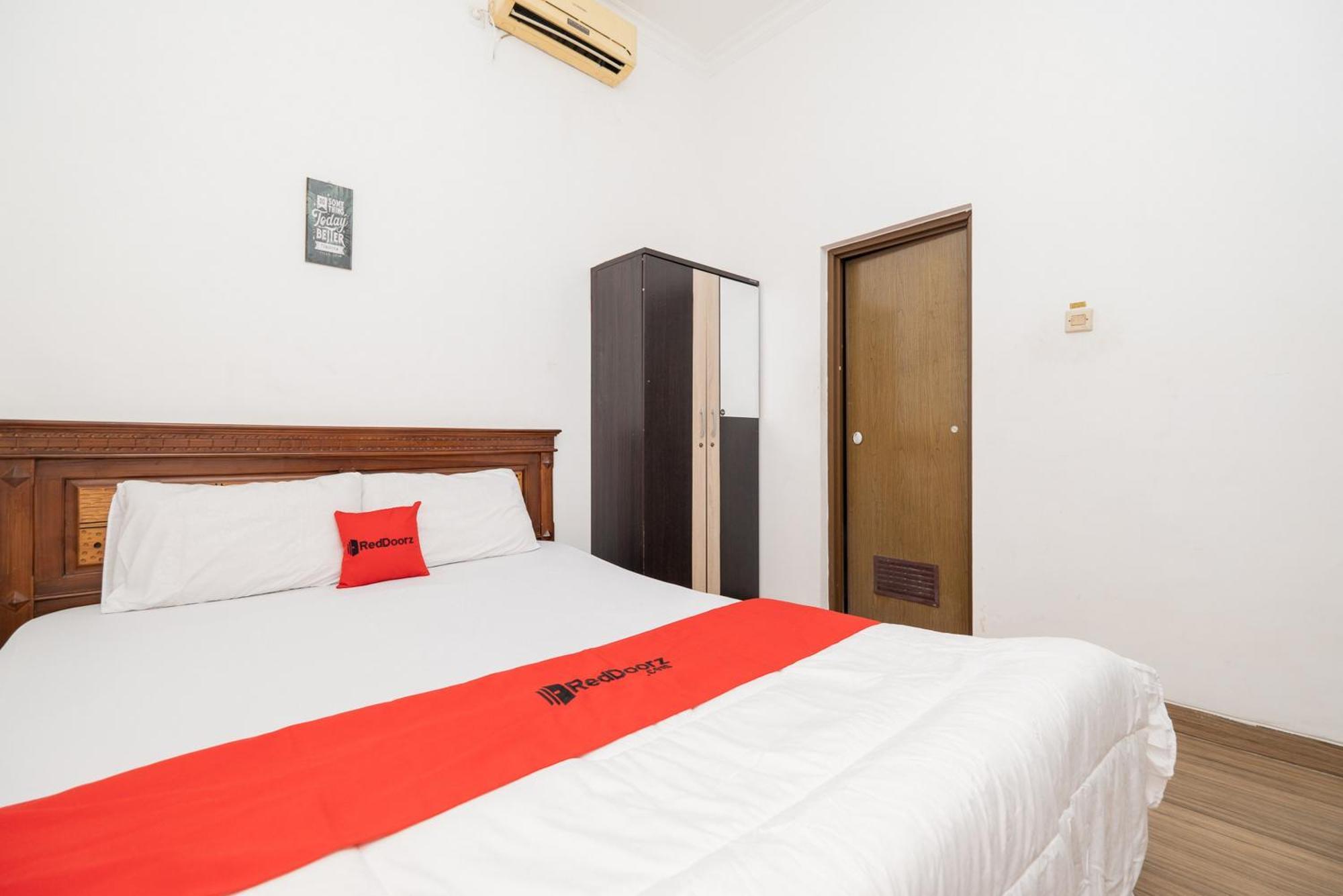 Hotel Reddoorz At Nginden Surabaya Esterno foto
